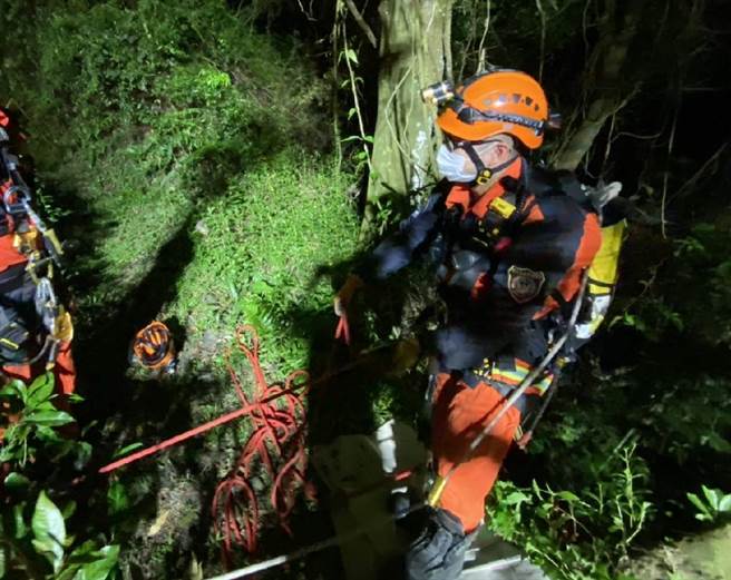 新店区北宜公路15.7k处在今（4）日凌晨12点许，发生1辆重机在高速行驶下衝撞护栏，警方到场时仅发现机车倒在路边，未发现驾驶，已连夜找人中。（民眾提供）