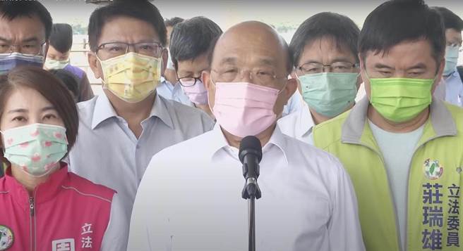 行政院长苏贞昌4日南下屏东视察「屏东科学园区」，视察前接受媒体联访。（翻摄画面／谢佳潾屏东传真）