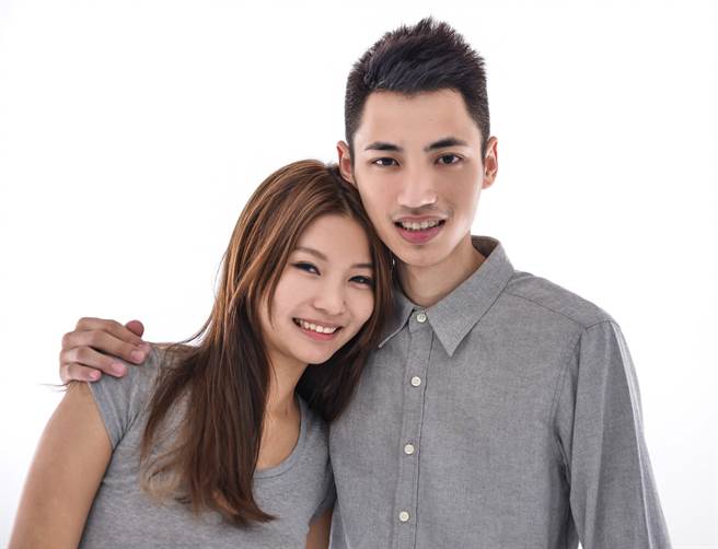 在談戀愛時，天蠍座、獅子座、巨蟹座的男性最喜歡被另一半黏著，很樂意被依賴。（圖／Shutterstock）