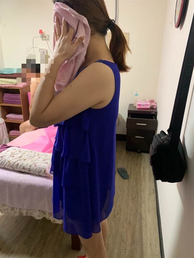 店内1名大陆籍李姓女服务生虽已43岁，因拥有34D的火辣身材，堪称美魔女，加上服务周到，让寻芳客屡次光顾。（翻摄照片／石秀华高雄传真）