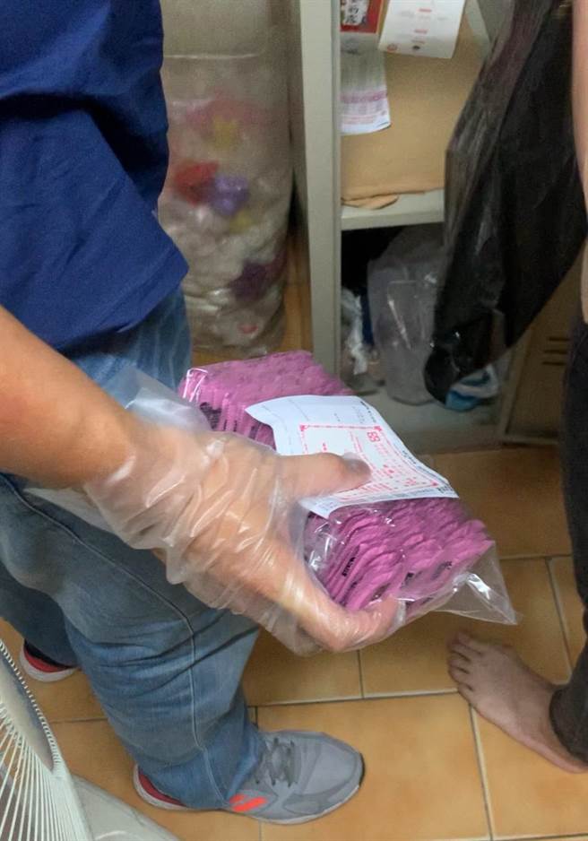 警方在店内查扣未拆封保险套129枚等证物。（翻摄照片／石秀华高雄传真）