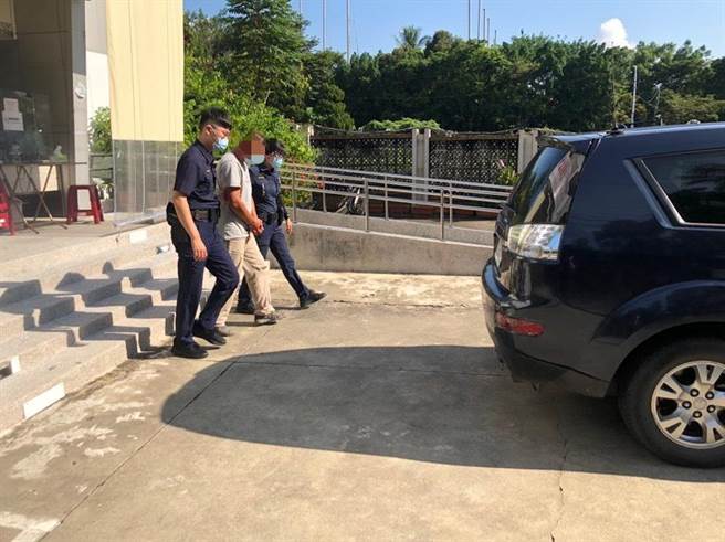 仁武警方於9月3日凌晨3時許，查獲花姓男子的身上有毒品，當場逮捕。（翻攝照片／林瑞益高雄傳真）