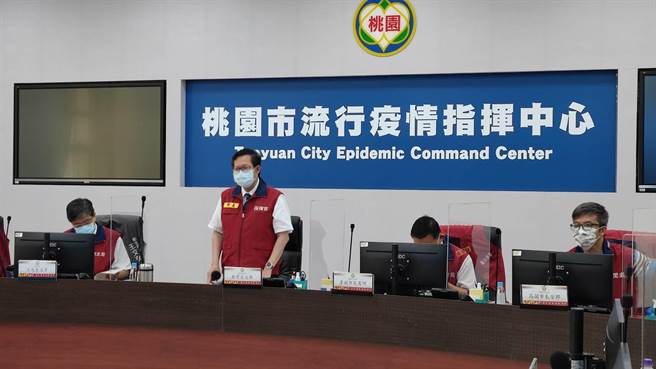 针对违规机师，桃园市长郑文灿表示，将依传染病防治法移送民航局裁罚10到100万。（赖佑维摄）