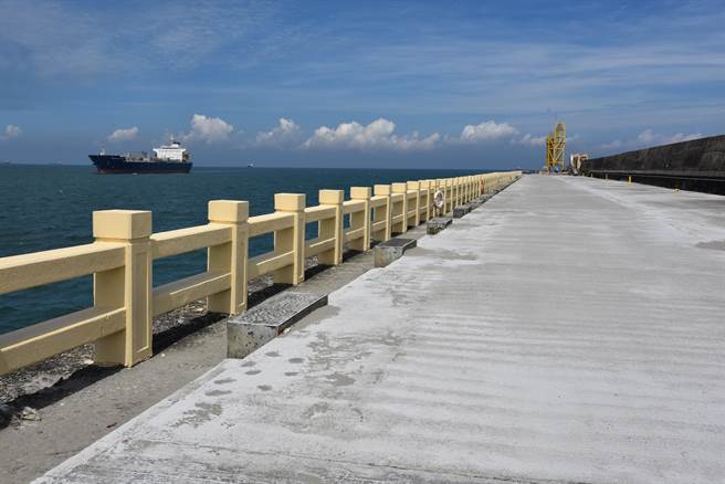 台中港北防波堤规划亲子钓鱼区，设置亲水阶梯及护栏美化。（台中港务分公司提供／王文吉台中传真）