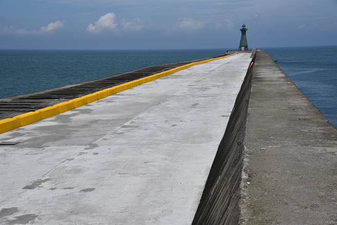 台中港北防波堤极限钓鱼区完成堤面及轮檔重设，获得民眾高度肯定。（台中港务分公司提供／王文吉台中传真）