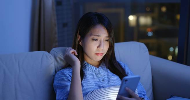 人妻無意間滑婆婆的臉書時，發現「媳婦」欄中竟不是她的名字，且有多張丈夫與另名女子的親密合照，崩潰提告。（示意圖/Shutterstock提供）