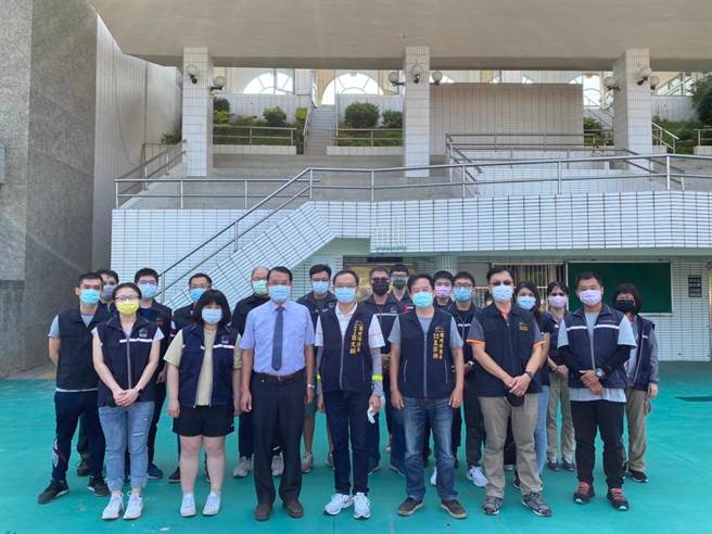 台中市政府环保局分别由副局长商文麟及陈政良率领40位同仁，参加弘光科技大学无人机专业操作。（台中市政府提供）