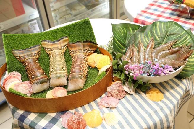 家乐福线上购物「尼加拉瓜龙虾身」1盒约2至3尾，原价1499元、特价1399元；「宏都拉斯、尼加拉瓜、瓜地马拉白虾，每盒约40至60尾不等，原价530元、特价462元。（家乐福提供）