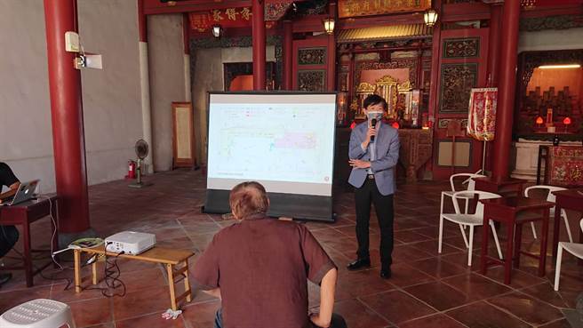 台南市文化局长叶泽山参加座谈会，并现场说明停盖博物馆是为了让成功国小师生顺利如期返址上学。（程炳璋摄）