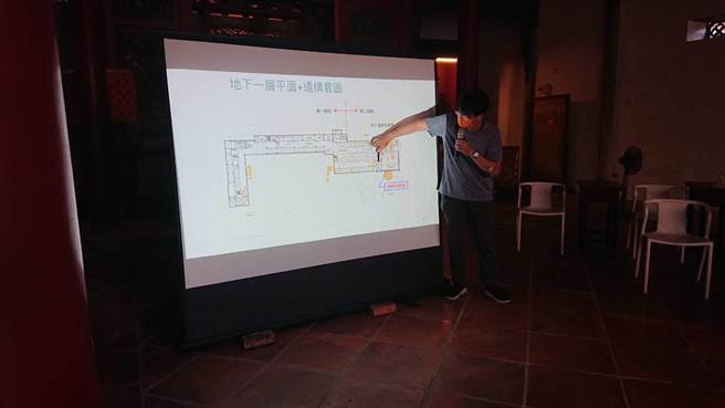 台南市文化局欧姓技正调出施工图，说明停盖地下博物馆的原因。（程炳璋摄）