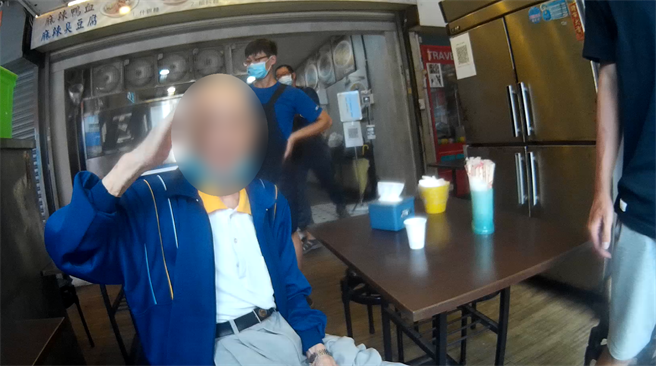 89歲的吳姓老翁日前出現走進火車站附近的小吃店，店家察覺有異後向警方求助。（台中市第三分局提供／馮惠宜台中傳真）