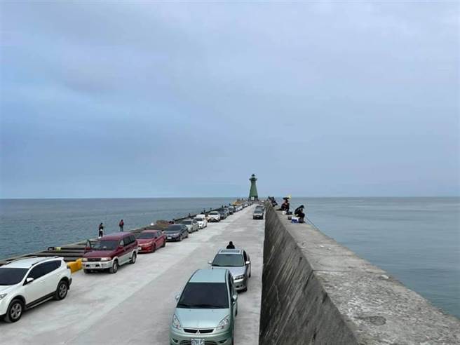 台中港北防波堤完成堤面改善工程，获得钓友高度肯定。（台中市台湾钓鱼人大联盟协会 提供／王文吉台中传真）
