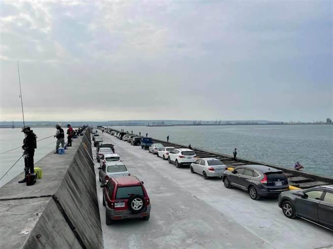 台中港北防波堤完成堤面改善工程，获得钓友高度肯定。（台中市台湾钓鱼人大联盟协会 提供／王文吉台中传真）

