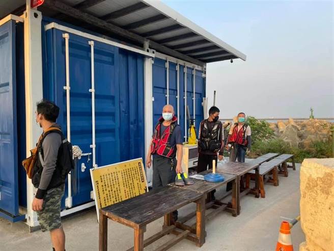 钓友进入北堤钓区须着救生衣、防滑鞋，并扫描「友善钓鱼认同卡」，系统化管理深获钓界好评。（台中市台湾钓鱼人大联盟协会 提供／王文吉台中传真）
