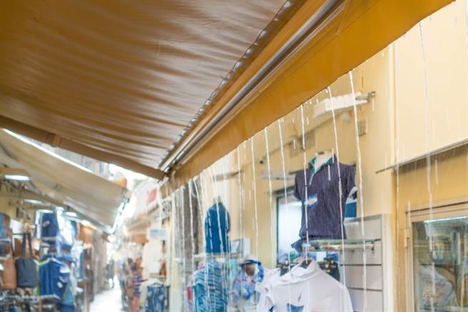 印度一间杂货店雨棚支架漏电，短短80秒内夺走5人性命。（示意图／达志影像）