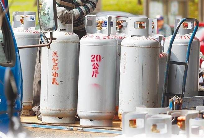 1名网友抱怨日前叫1桶瓦斯被店家收费1100元，怀疑店家因为他太久没叫瓦斯，对方嫌没有赚头才刻意加收费用；其他网友则解答说是加收检验费。（资料照）