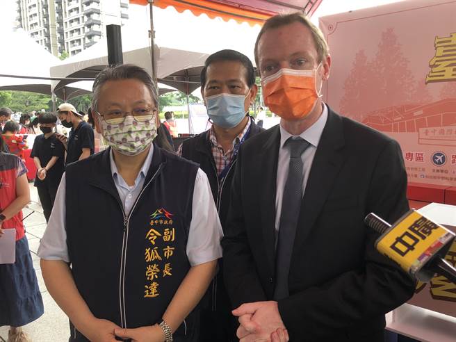 副市長令狐榮達（左）指出，台中市一直都是防疫的模範城市，希望市民朋友大家合作，不要有破口進來。（陳世宗攝）