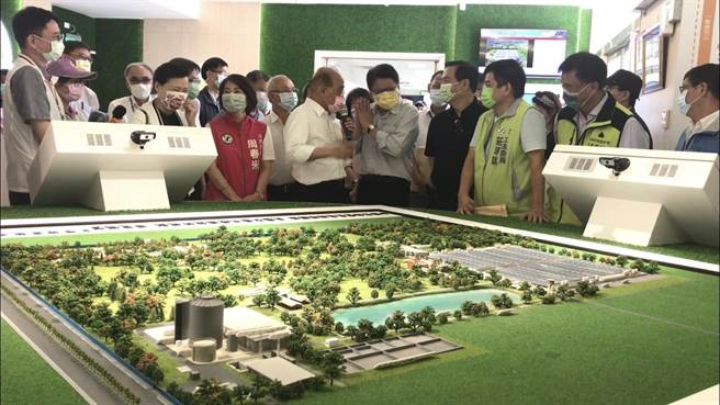 行政院長蘇貞昌視察台糖養豬場改建時，要農委會主委陳吉仲多聽屏東縣長潘孟安的意見，更直言「以後要換他做了」。（謝佳潾攝）