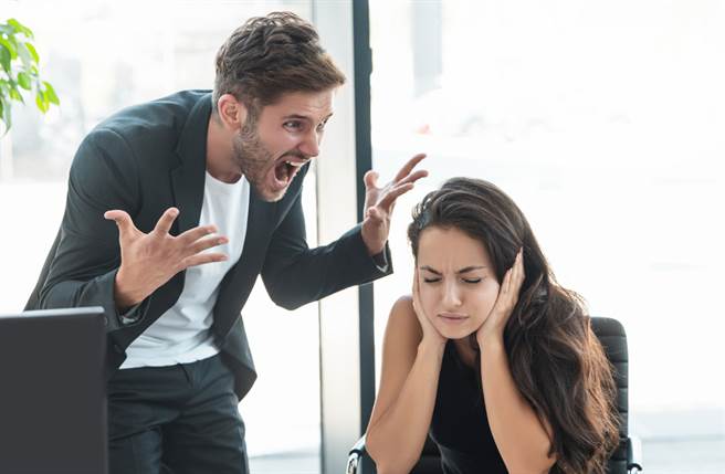 天蝎座、双鱼座、金牛座的人是本性自私的控制狂，常常对他人情绪勒索。（图／Shutterstock）