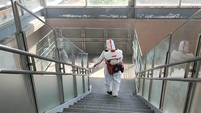 新竹县政府3日全面消毒确诊者造访足迹。（县府提供）