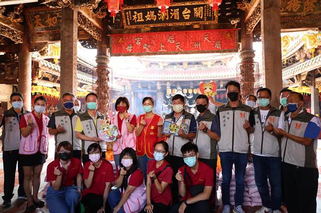 鹿港天后宫4日举办普度物资捐赠仪式，将中元普度祈福法会2000多份油、白米、盐、麵条等民生物资，捐赠予老五老基金会和华山基金会，发挥妈祖慈悲济世的精神。﹙鹿港天后宫提供／吴敏菁彰化传真﹚