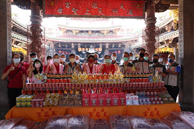 鹿港天后宫4日举办普度物资捐赠仪式，将中元普度祈福法会2000多份油、白米、盐、麵条等民生物资，捐赠予老五老基金会和华山基金会，发挥妈祖慈悲济世的精神。﹙鹿港天后宫提供／吴敏菁彰化传真﹚