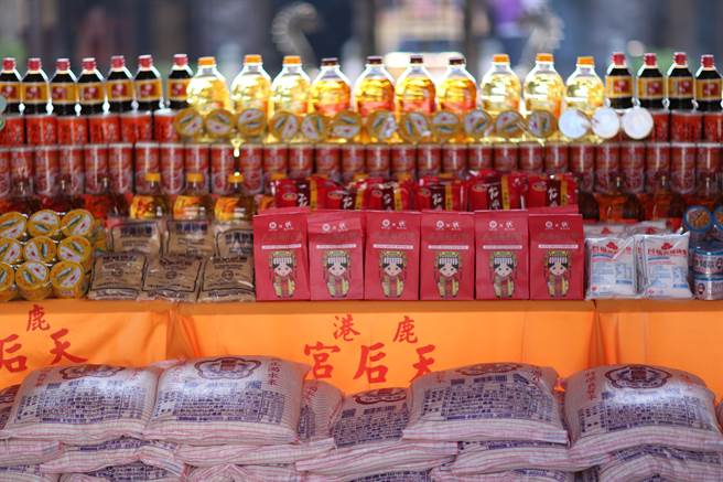 鹿港天后宫4日举办普度物资捐赠仪式，将中元普度祈福法会2000多份油、白米、盐、麵条等民生物资，捐赠予老五老基金会和华山基金会，发挥妈祖慈悲济世的精神。﹙鹿港天后宫提供／吴敏菁彰化传真﹚