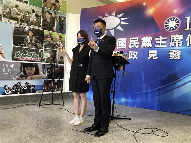 國民黨主席選舉電視辯論今天登場，爭取連任的現任主席江啟臣帶著太太劉姿伶陪同出席，大方在媒體面前牽手合影。（趙婉淳攝）