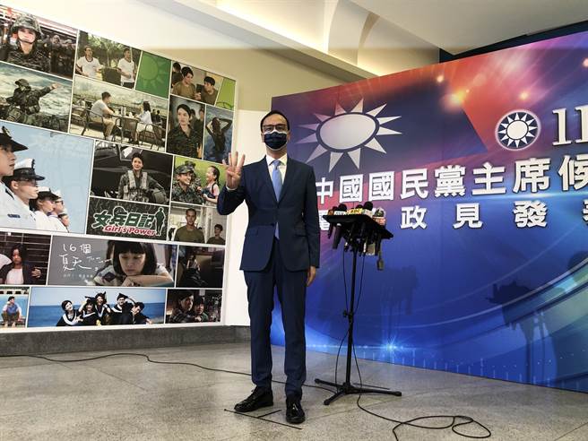 回鍋參選黨魁的前新北市長朱立倫則在幕僚陪同下現身。（趙婉淳攝）