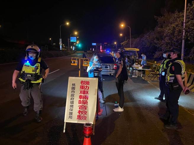 改裝車噪音深夜擾民警結合環保局聯合稽查。(警方提供／呂筱蟬桃園傳真)