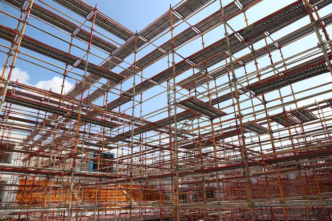 嘉義縣政府為迎接2022年全民運動會，投入近8000萬進行縣立體育館相關整修、整建工作。（呂妍庭攝）