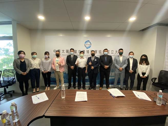 中华太阳能室内养殖发展协会正式成立，理事长黄冠勛（右五）、顾问谢创智（左六）、理事郑昭源（左五）与来宾合影。（中华太阳能室内养殖发展协会）