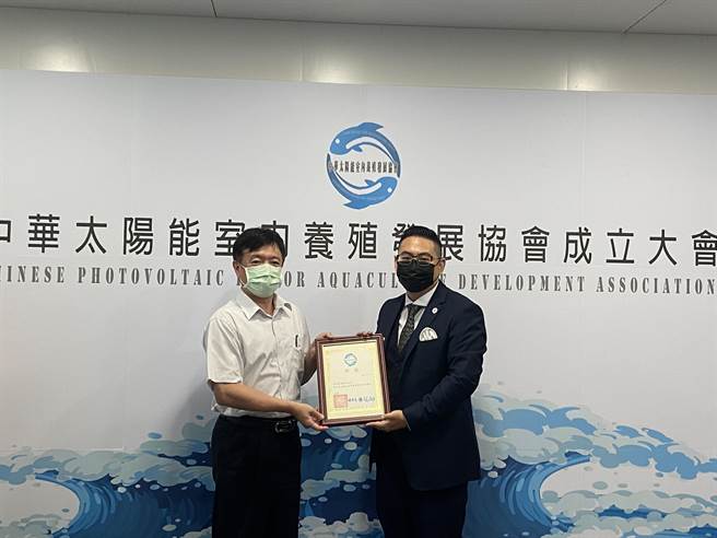理事长黄冠勛（右）聘谢创智为协会顾问。（中华太阳能室内养殖发展协会）