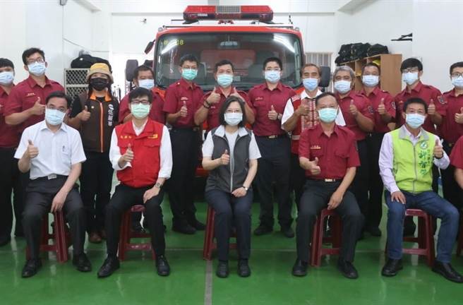 蔡英文总统（前中）4日到桃源区慰问消防局桃源分队人员。（高雄市政府提供／林瑞益高雄传真）