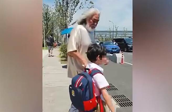 70岁张纪中日前亲自接儿子马丁放学。（图／翻摄自秒拍）