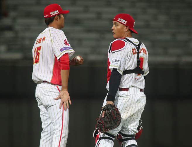 味全龙投手王维中（左）3日与吉力吉捞．巩冠首度搭配。（郑任南摄）