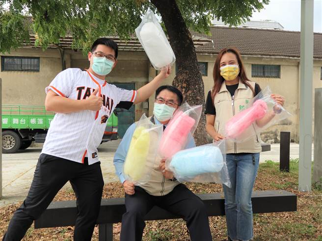 台南新营甜蜜节9月11、12日登场，市长黄伟哲（中）欢迎前来游玩。（张毓翎摄）