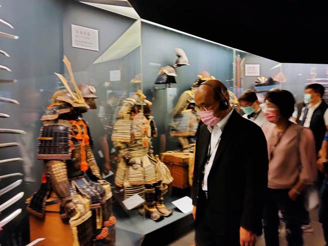 苏贞昌首度以行政院长身分参观奇美博物馆时，对兵器厅特别有兴趣。（洪荣志摄）