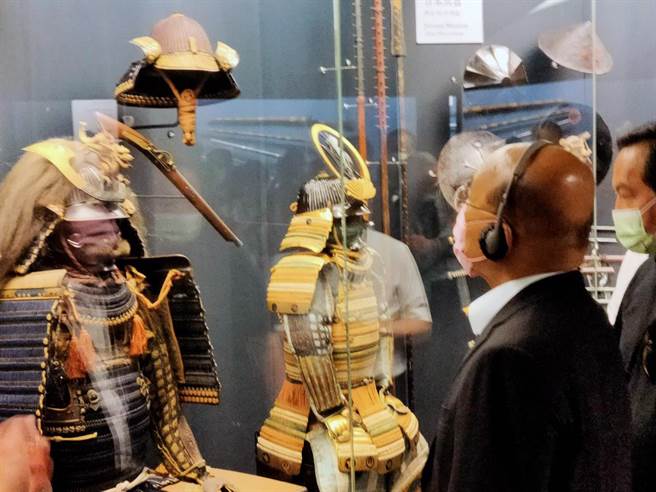 苏贞昌首度以行政院长身分参观奇美博物馆时，对兵器厅特别有兴趣。（洪荣志摄）