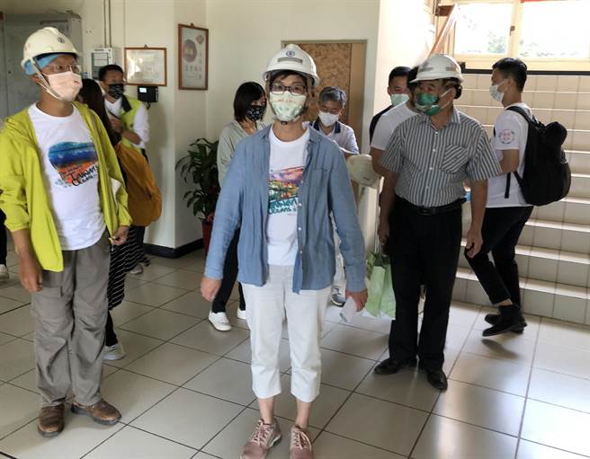 民眾党今起展开周末县市公投宣讲，立委蔡壁如走访首站金门塔山电厂。（李金生摄）