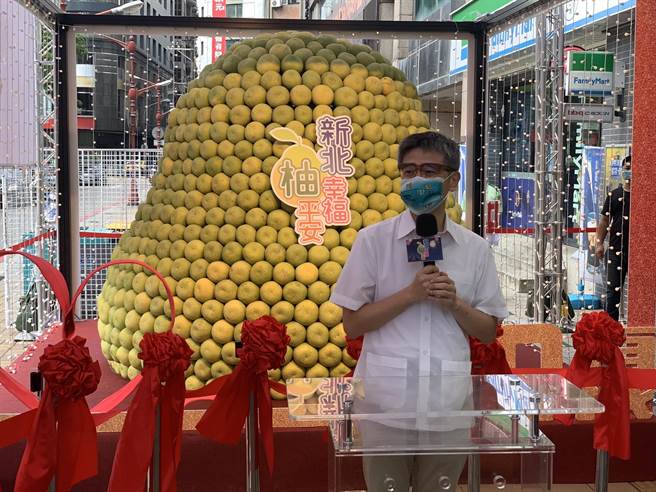 新北市农业局与八里区农会举办新北文旦柚展售会。（王扬杰摄）