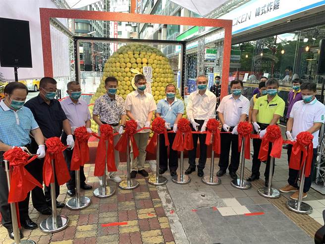 新北市农业局与八里区农会举办新北文旦柚展售会。（王扬杰摄）