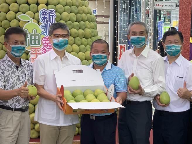 新北市农业局与八里区农会举办新北文旦柚展售会。（王扬杰摄）
