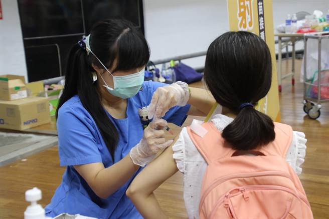 台東縣16鄉鎮市衛生所及7間診所可預約接種高端疫苗，接種疫苗示意照片。（資料照片）
