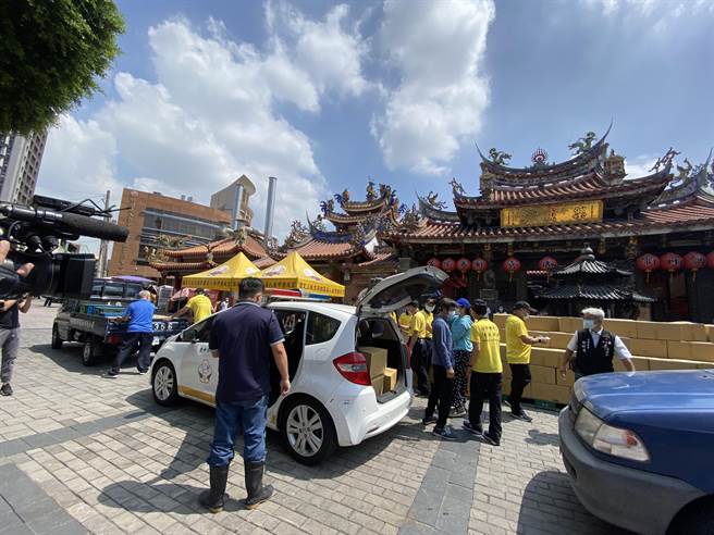 台中乐成宫4日举办「中元普度，携手送暖挹注爱心」活动，庙方募集白米1万8千多公斤（约3万台斤），分送给办理长照单位及社区邻里关怀据点，受赠单位也开着货车或自小客来载运白米。（冯惠宜摄）