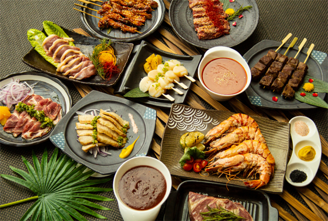 新竹老爷酒店在中秋檔期推出西式「中秋极致烧肉生鲜礼盒」，让消费者宅在家就可上线预订五星美食。（老爷提供／陈育贤新竹传真）