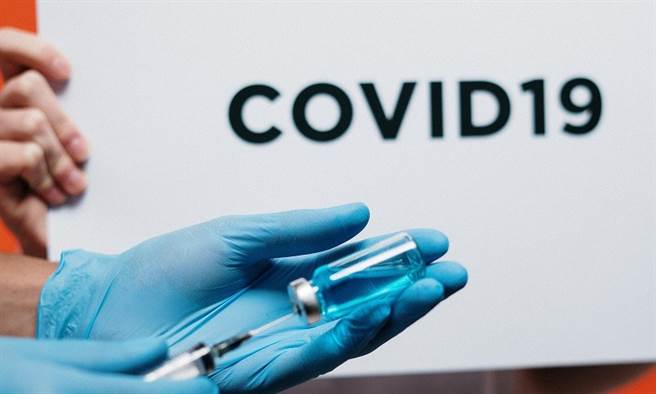 牛津大學研究：COVID-19引發血栓的機率，其實遠高於AZ疫苗。(示意圖/Shutterstock)