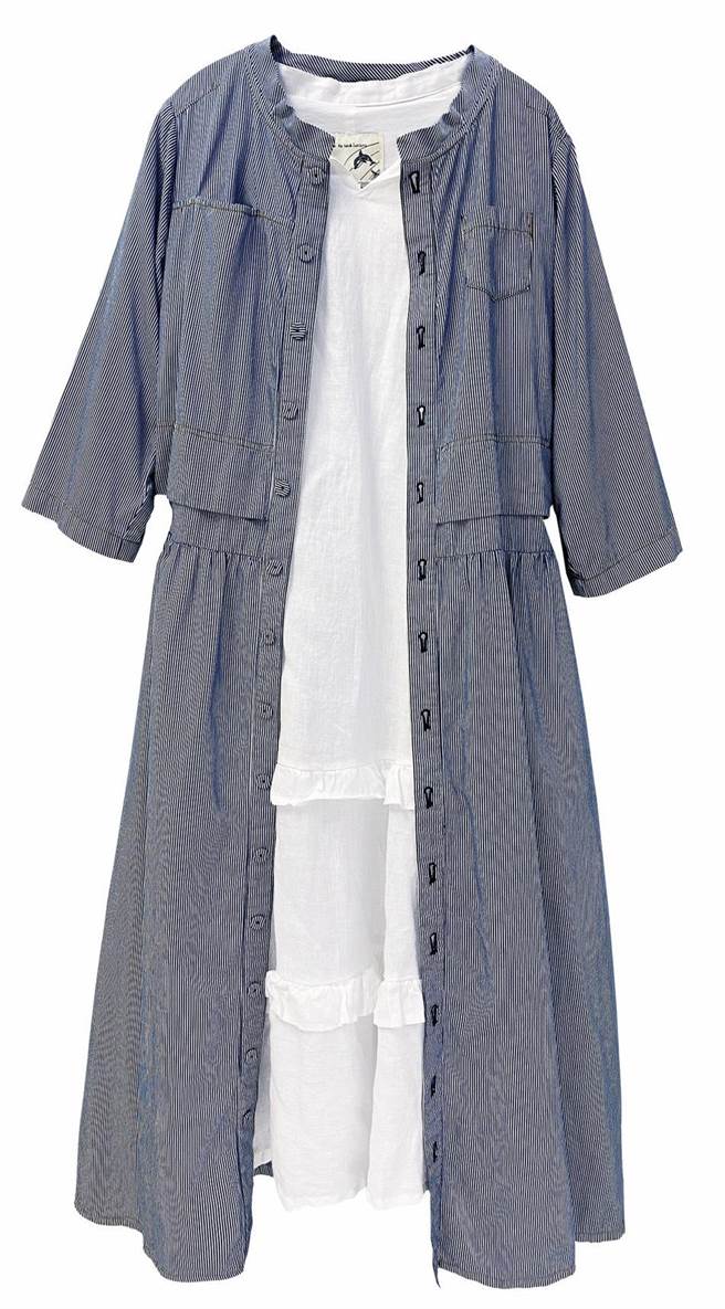 新光三越台南新天地&amp; by TAN&amp;LUCIANA小贴口袋牛仔长洋装，原价8200元、特价6970元；荷叶片长洋装，原价7900元、特价6715元，皆85折。（新光三越提供）