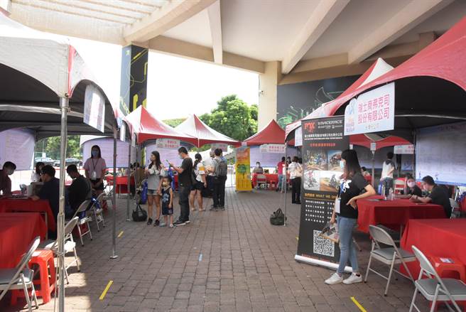 彰化縣政府4日舉辦大型就業博覽會，共41家縣內外廠商參與，提供2000個以上工作職缺。（吳敏菁攝）