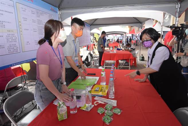 彰化縣政府4日舉辦大型就業博覽會，共41家縣內外廠商參與，提供2000個以上工作職缺。（吳敏菁攝）